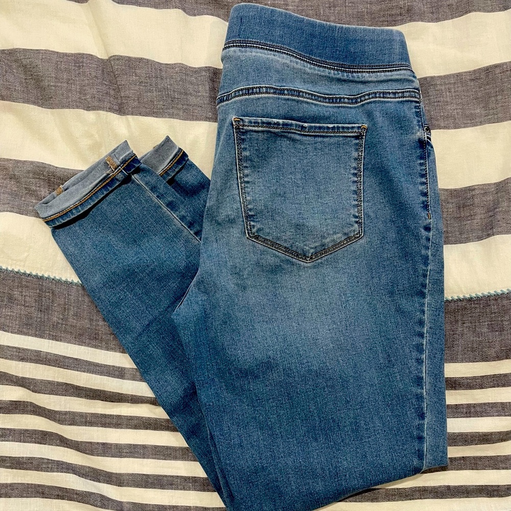 Old Navy stretch waist light blue denim Jeggings.